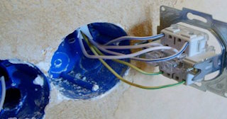Монтаж проходного выключателя от 576 руб. в Магнитогорске